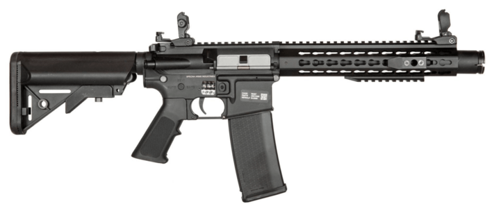 For enden af denne riffel er der monteret en loudner, som gør riflen larmer en smule mere