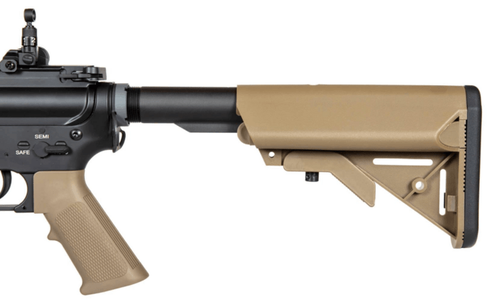 Udtrækskolben på denne riffel er justerbar i flere positioner