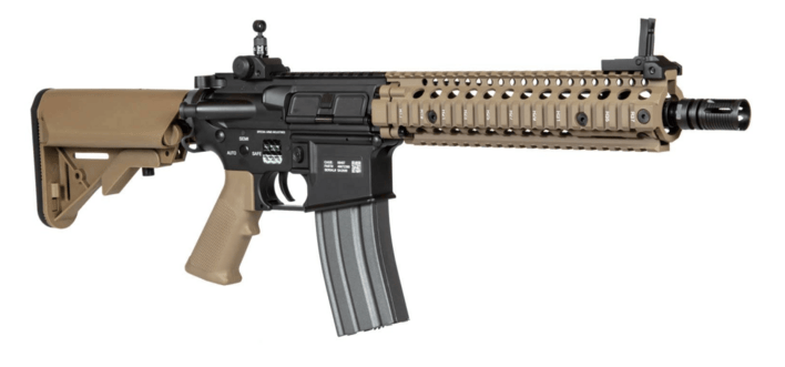 Riflen er lavet i en two tone farve, hvilket gør den skiller sig ekstra ud