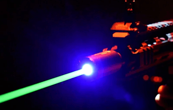 Her er Brighter R tracer enheden monteret på en riffel, og skyder med grønne kugler