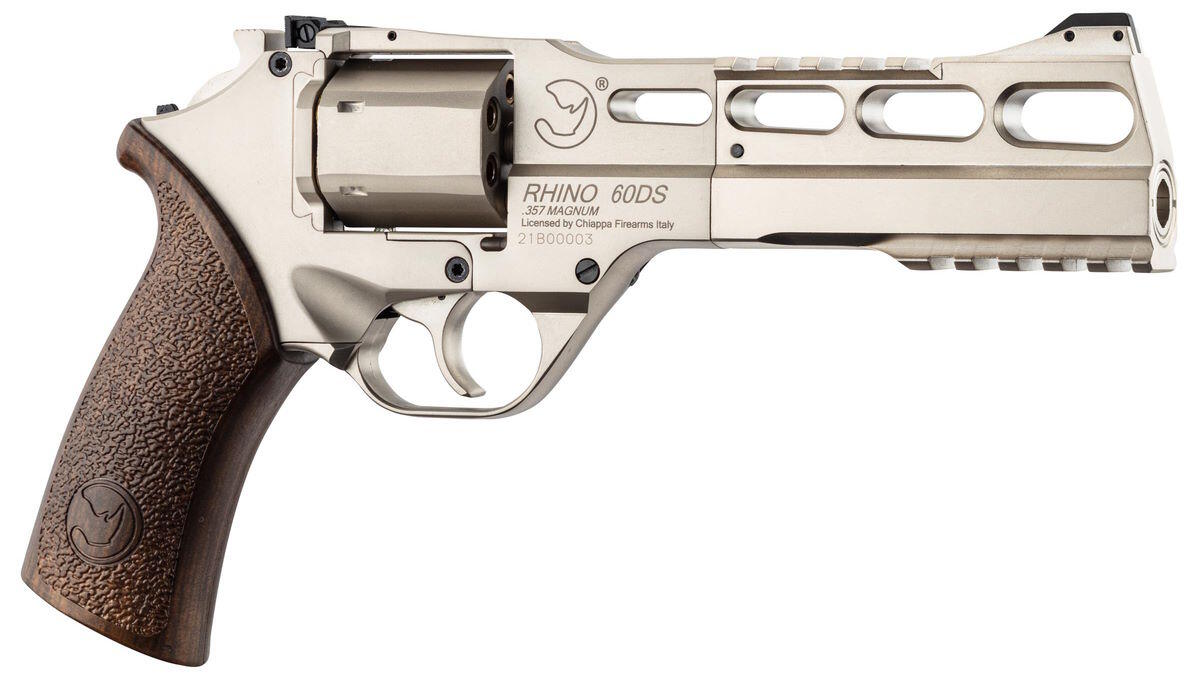 Revolveren kommer i sølv med imiteret træ