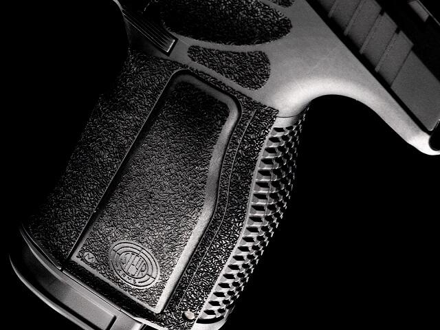 Airsoft pistol Steyr L9-A2 med taktisk greb på.