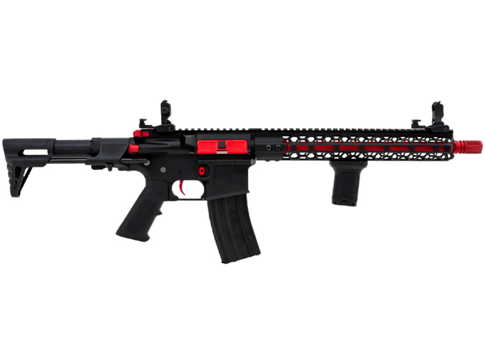 Riflen er lavet med flotte røde detaljer