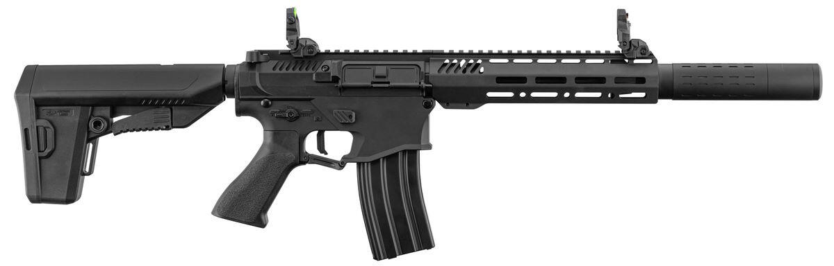 Riflen har en monteret lyddæmper for enden