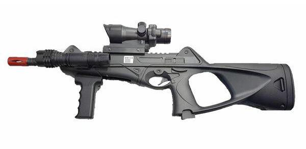 Denne riffel kommer inkluderet med et Acog stil sigte og en taktisk lygte