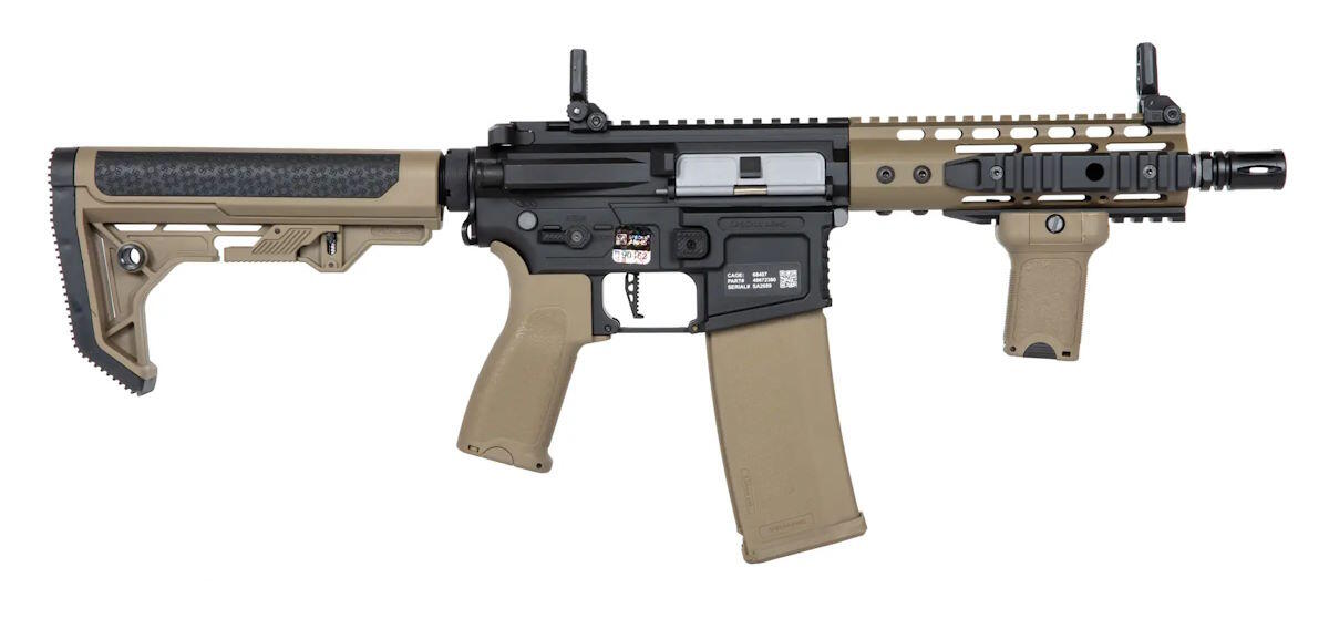 Eksternt har riflen et M-lok rail system og kommer i en flot dual tone