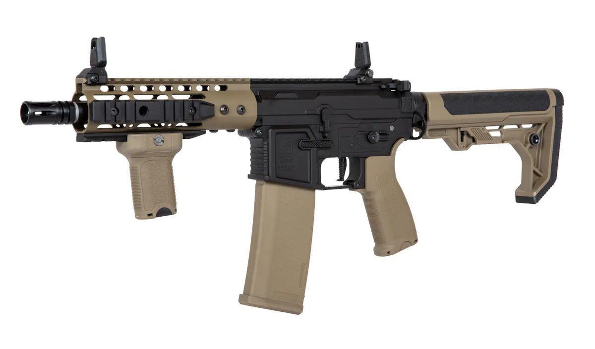 Riflen er lavet ambidextrous så den kan bruges af alle skytter