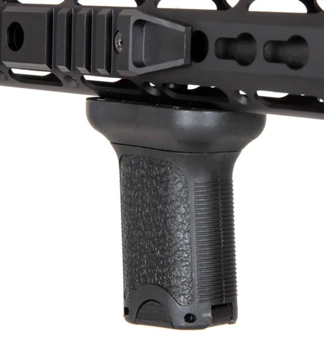 Riflen kommer inkluderet med et keymod greb