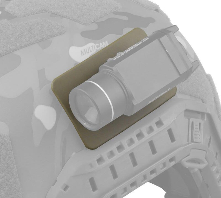 Her illustreres montage af en TLR 1-HL lygte (OBS hjelm/lygte medfølger ikke)