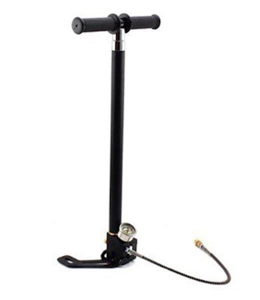 Denne pumpe gør det let at fylde ens PCP våben uden at skulle bruge en stor dykkertank