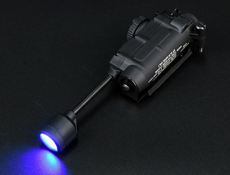 Her ser man dens blå lys