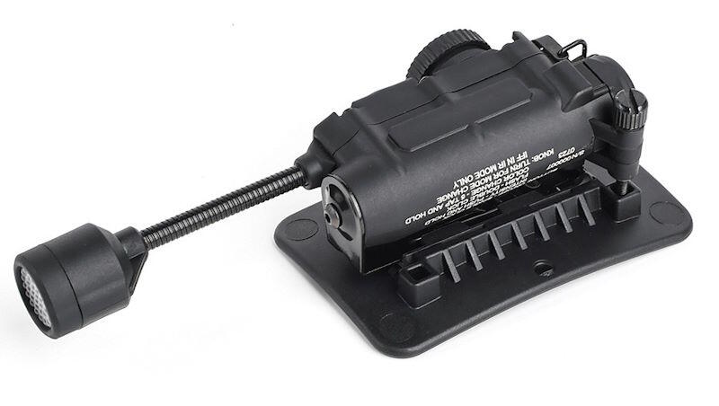 Bruger man allerede ens hjelms ARC rails, så kan man montere denne lygte med velcro på toppen