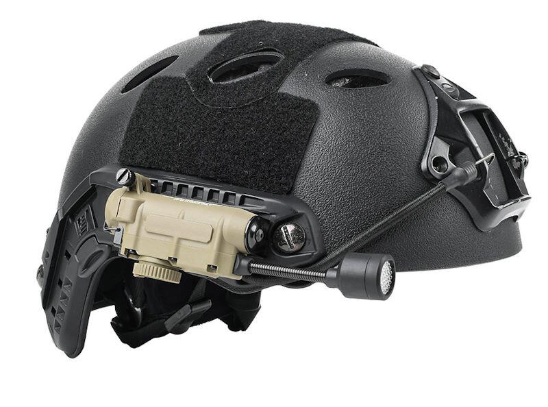 Lygten kan monteres på standard Arc rails (Hjelm er ikke inkluderet)