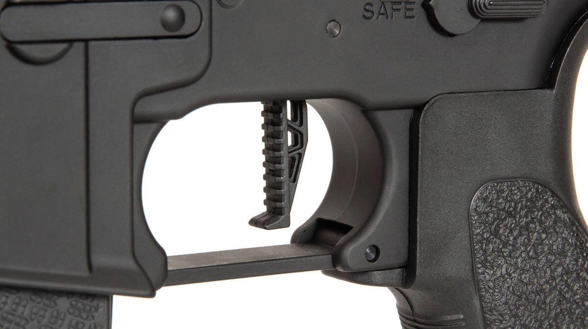 Riflen kommer ud af boksen med en flad Helium aftrækker