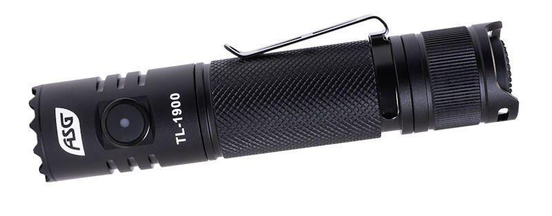 Denne lygte kommer med et genopladeligt batteri, der lades ved brug af en USB C Port