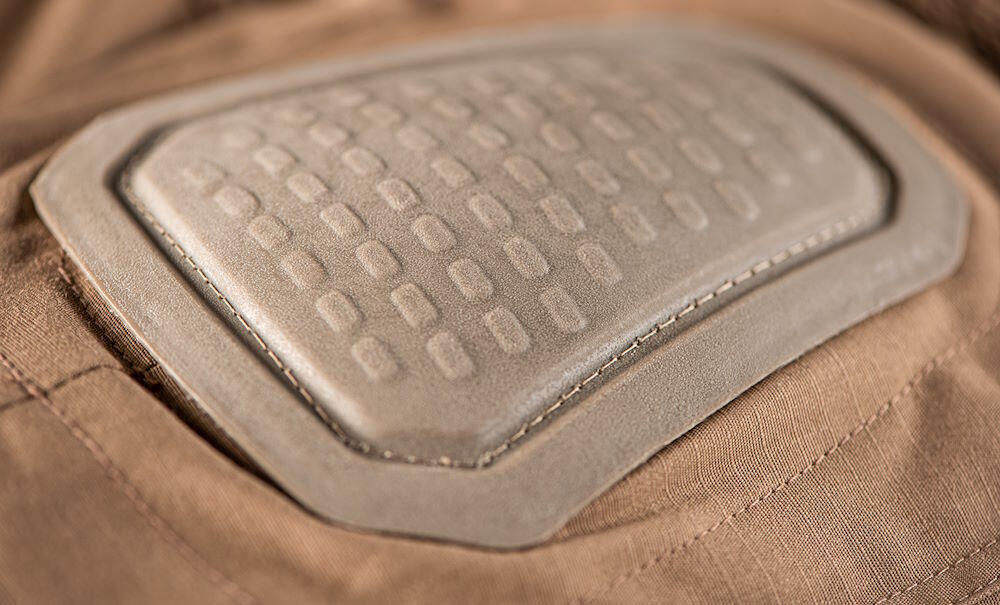 Bukserne kan både fås i tan, sort og Ranger green