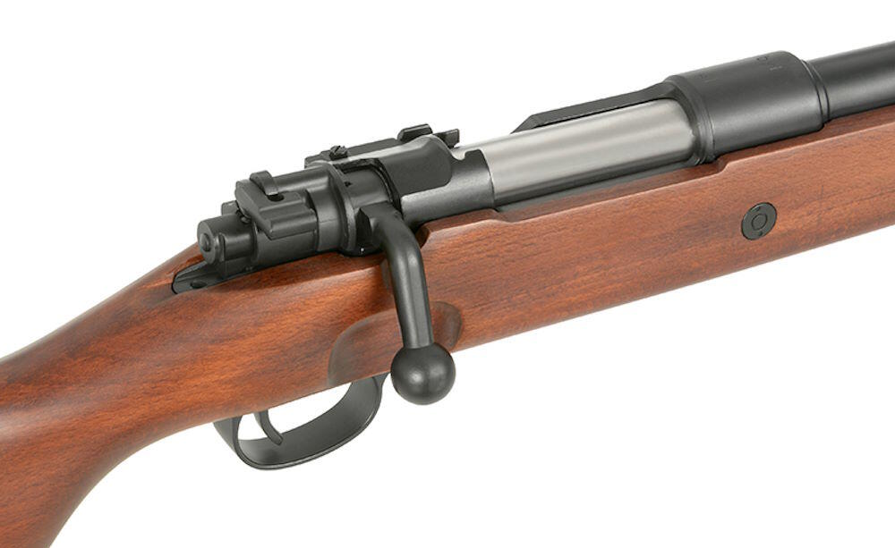 Riflen er fjeder trukket, altså manuel