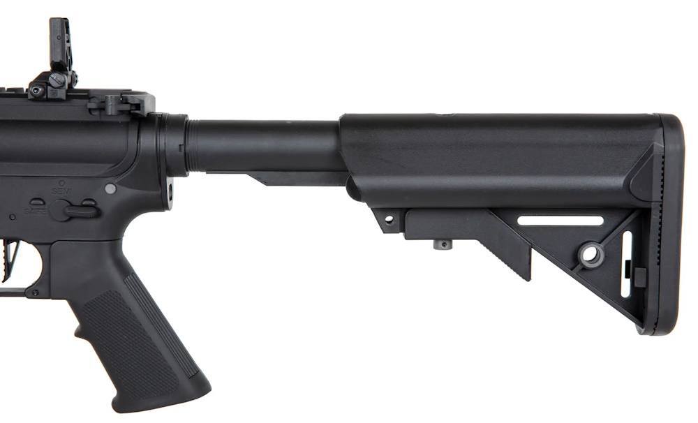 Riflen har en justerbar udtræks kolbe